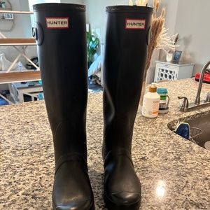 Black Matte Hunter Boots Size 9
